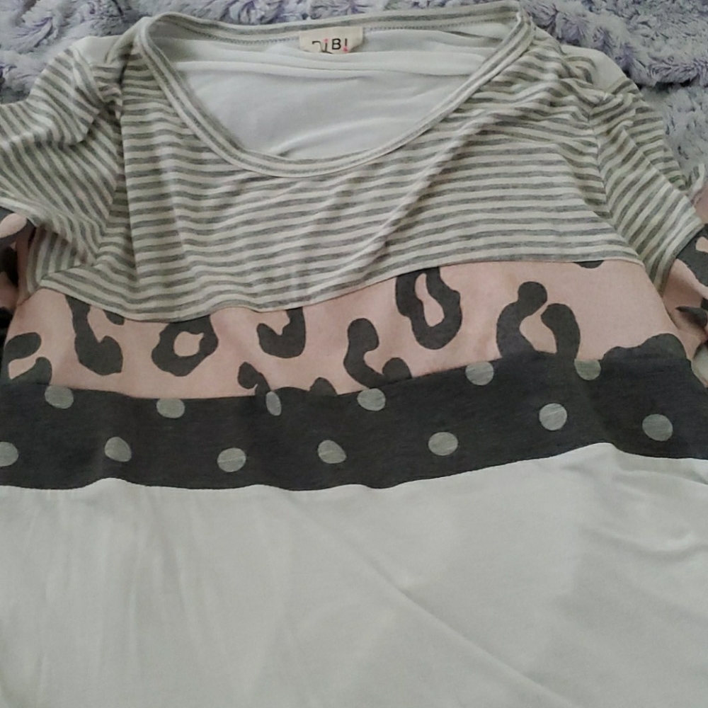 Short sleeve loose fitting top